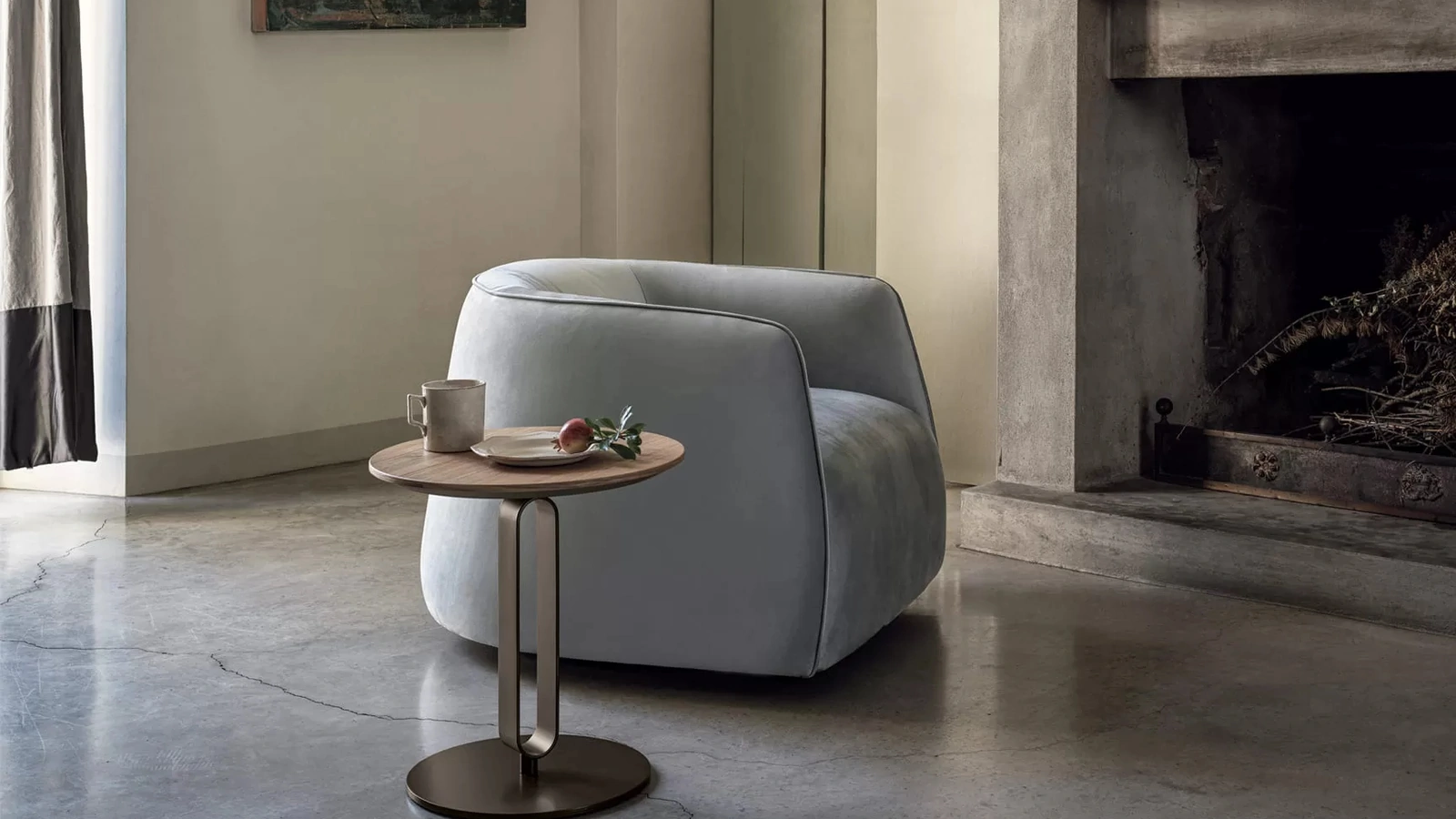 Tavolino Alfred con top in legno e base portariviste in acciaio laccato di Bontempi