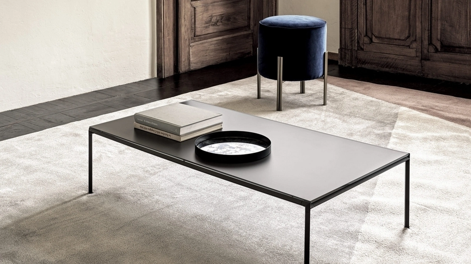 Tavolino Diagonal con piano in cristallo e base in acciaio laccato di Bontempi