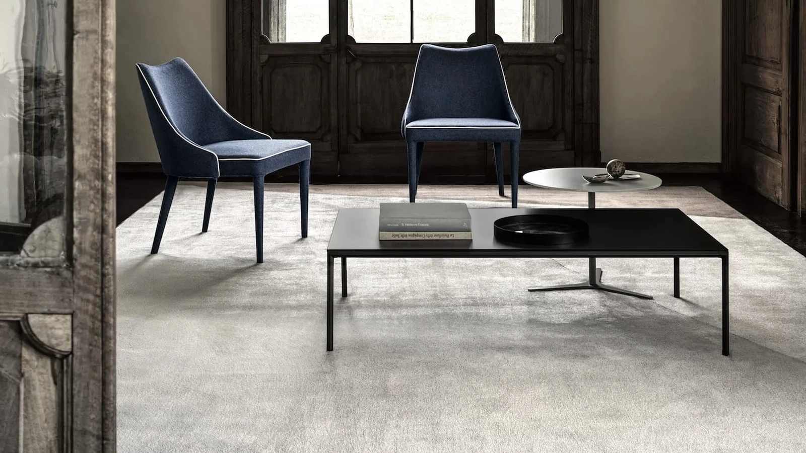 Tavolino Diagonal con piano in cristallo e base in acciaio laccato di Bontempi