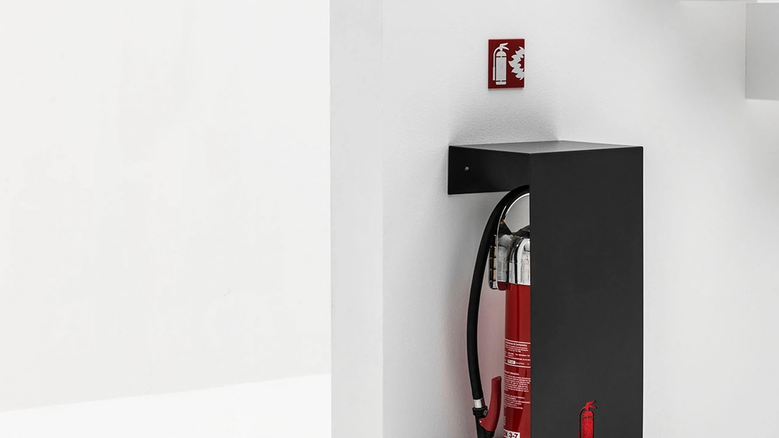 Contenitore Porta Estintore in metallo laccato nero di Adriani e Rossi