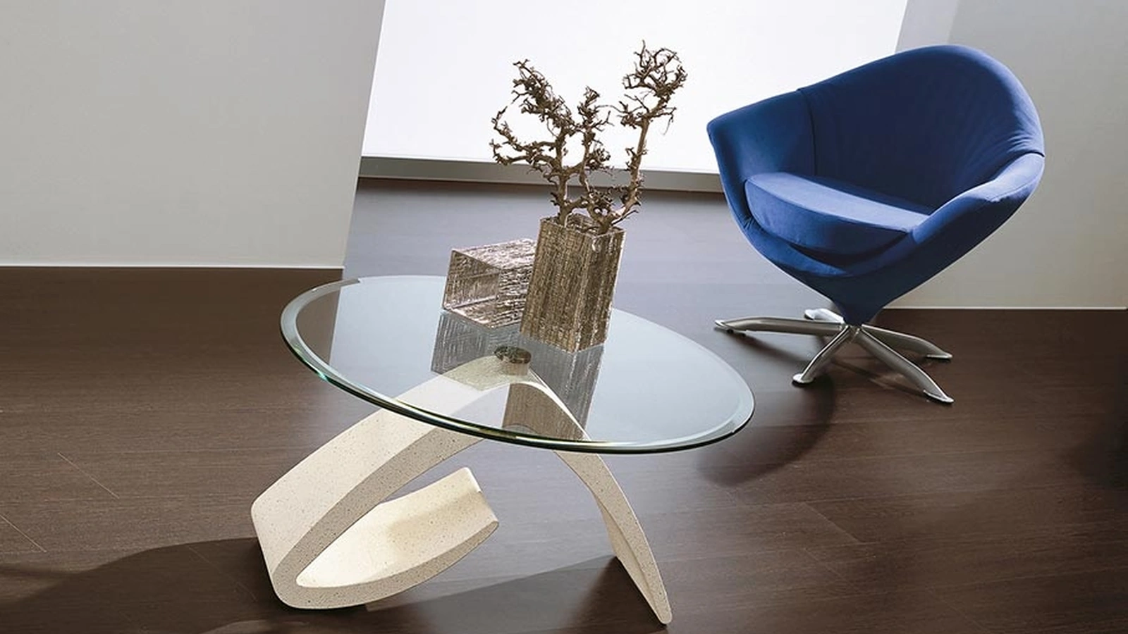 Tavolino con piano in vetro e base in marmo sintetico Cinzia di La Primavera