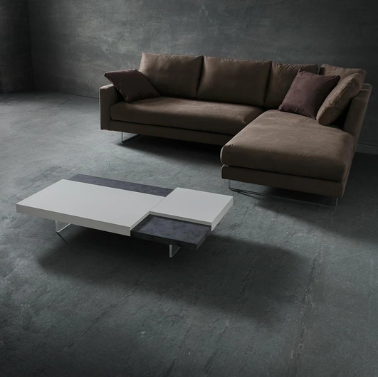 Tavolino di design in laccato supportato da un pannello in melaminico con piedini trasparenti Erica di La Primavera