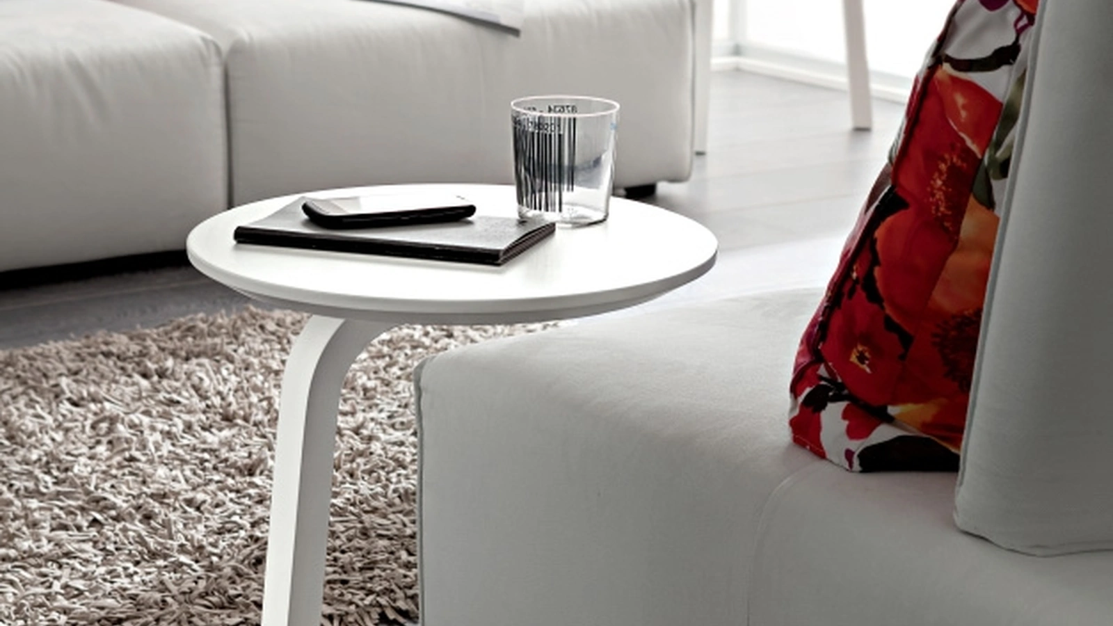 Tavolino da divano con piano in mdf laccato e gamba in legno massiccio Gioia di La Primavera