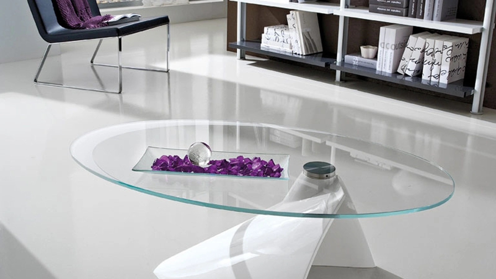 Tavolino di design in vetro con basamento in marmo sintetico verniciato Bianco Pamela di La Primavera