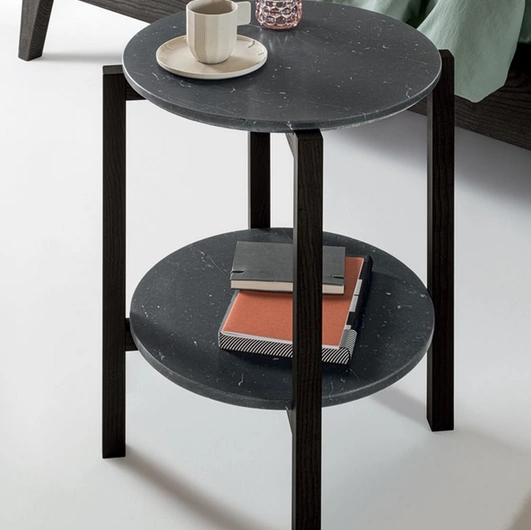 Tavolino Lanzo con top in marmo nero marquinia e struttura in frassino tinto di Oggioni