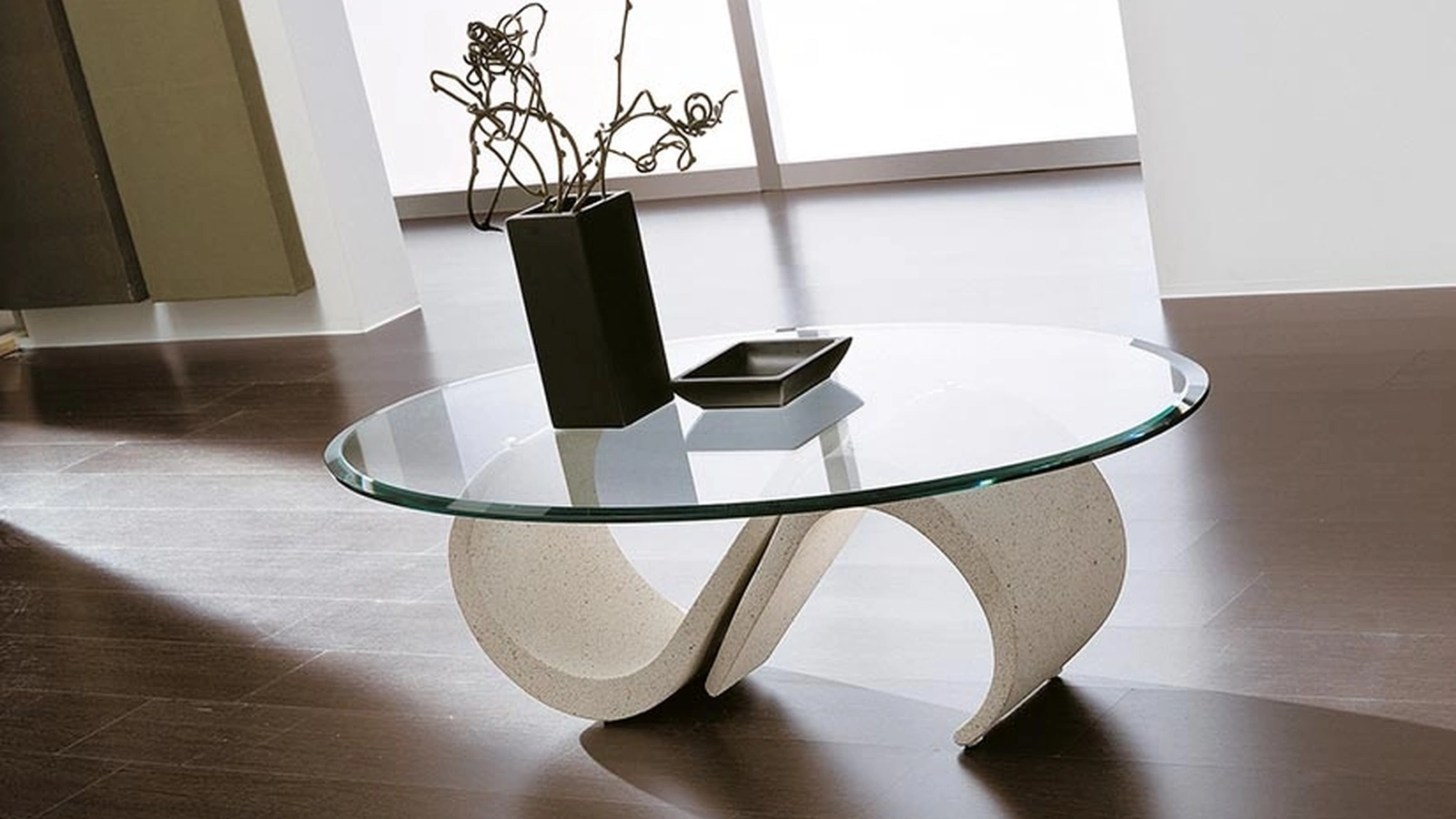 Tavolino in vetro con basamento realizzato in marmo sintetico Mara di La Primavera