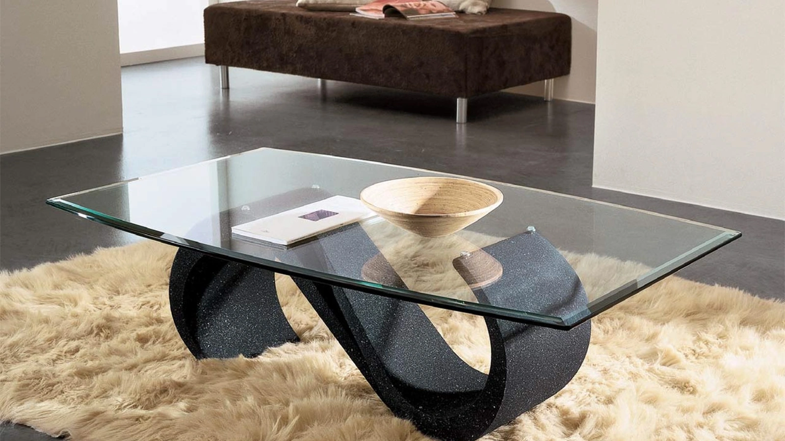 Tavolino in vetro con basamento realizzato in marmo sintetico Mara di La Primavera