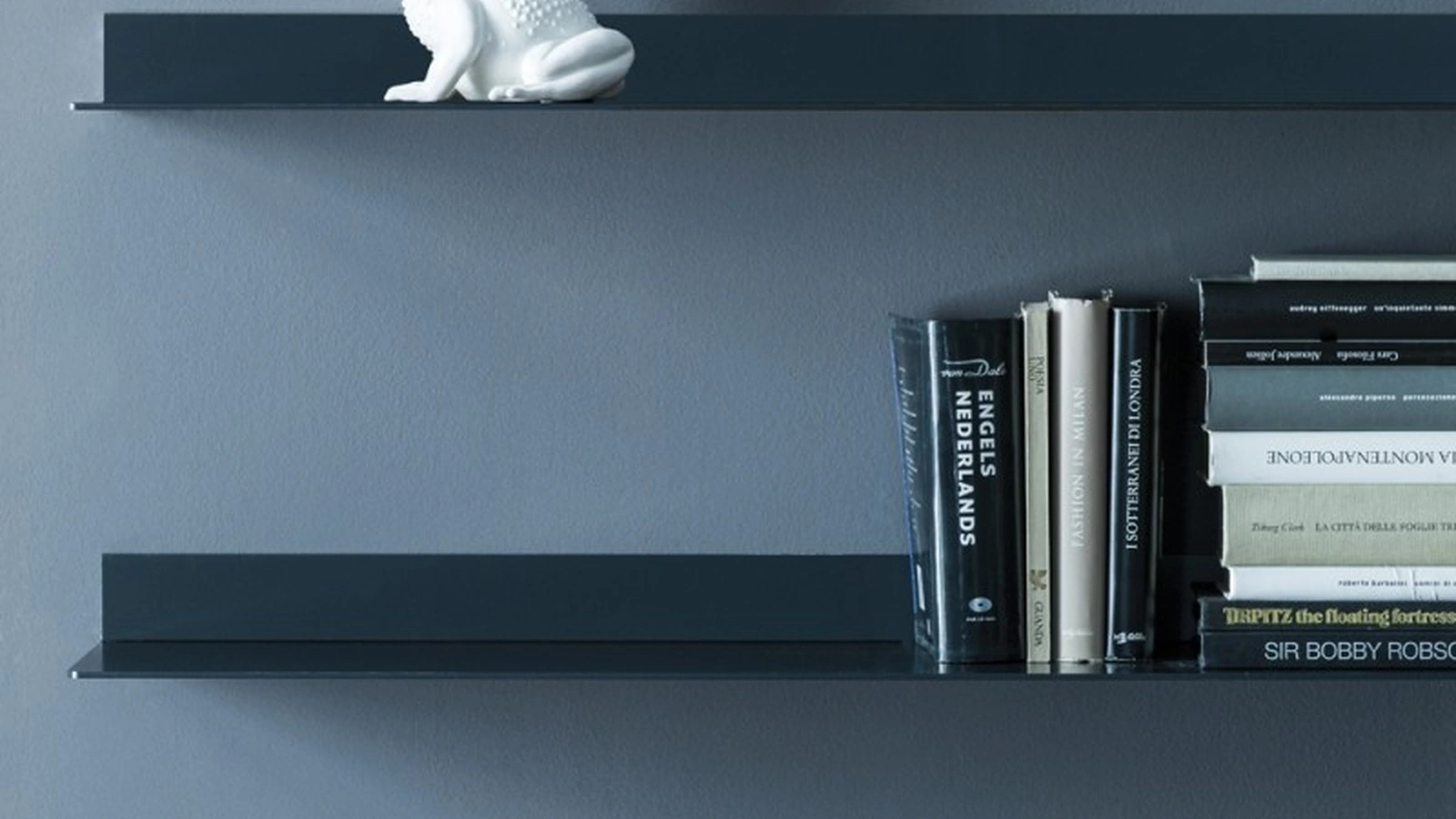 Mensola Segno in metallo verniciato antracite di Adriani e Rossi