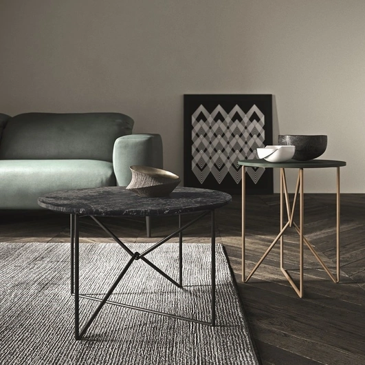 Tavolino rotondo MW con base in metallo e top effetto marmo o laccato opaco di Presotto