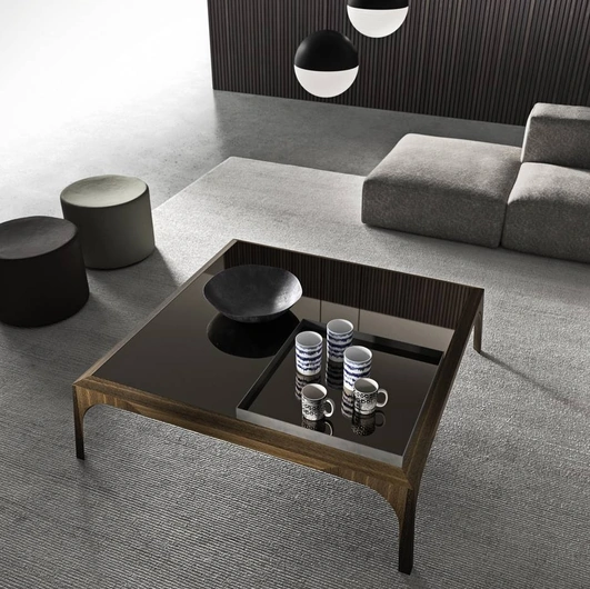 Tavolino quadrato Relevè con top in vetro lucido con vassoio in metallo incorporato e base in legno di Presotto