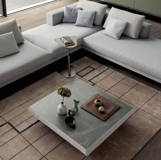 Tavolino quadrato San Marino con top in ceramica, bordo rivestito in tessuto e piedini in peltro di Presotto