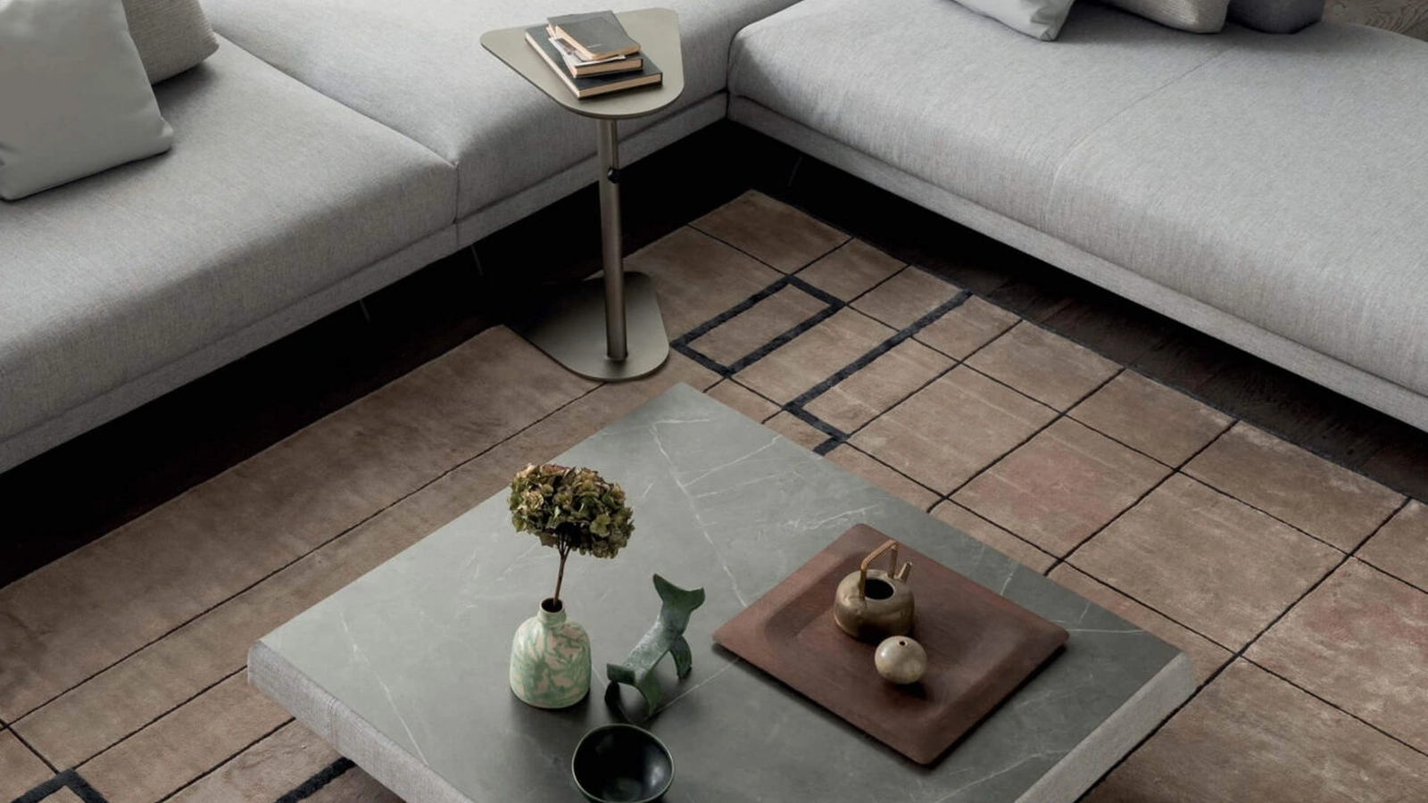 Tavolino quadrato San Marino con top in ceramica, bordo rivestito in tessuto e piedini in peltro di Presotto