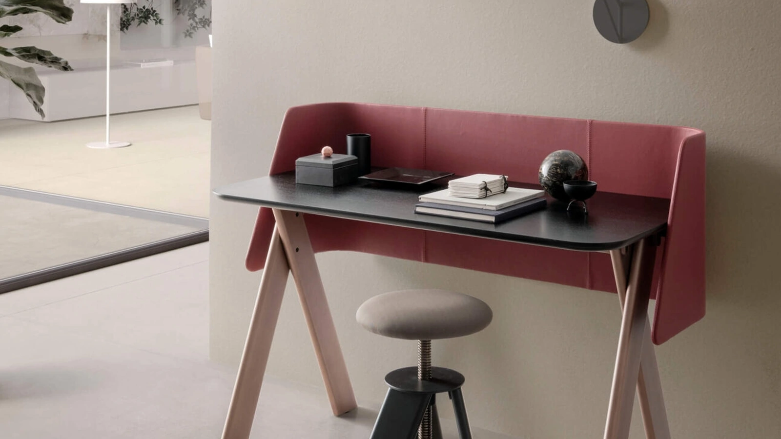 Scrittoio Squid in legno e cuoio con base in metallo di Presotto