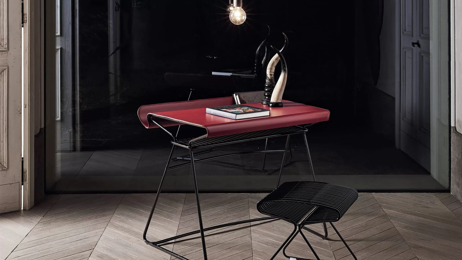 Scrittoio Taylor con piano rivestito in cuoio e struttura in acciaio laccato di Bontempi