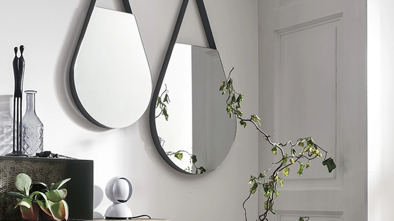 Specchiere a forma di goccia con cornice in metallo verniciato Drops di Target Point