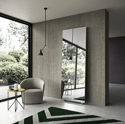 Specchiera Tuttospecchio appoggiata a parete e a terra con piedini in metallo di Presotto