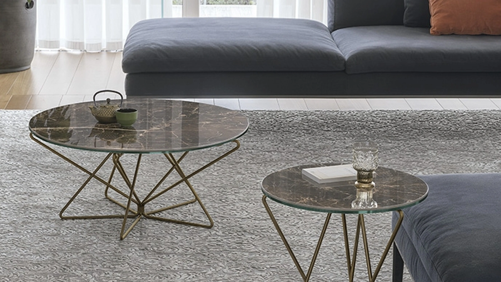 Tavolino rotondo Star in gres porcellanato con base in metallo verniciato di Target Point