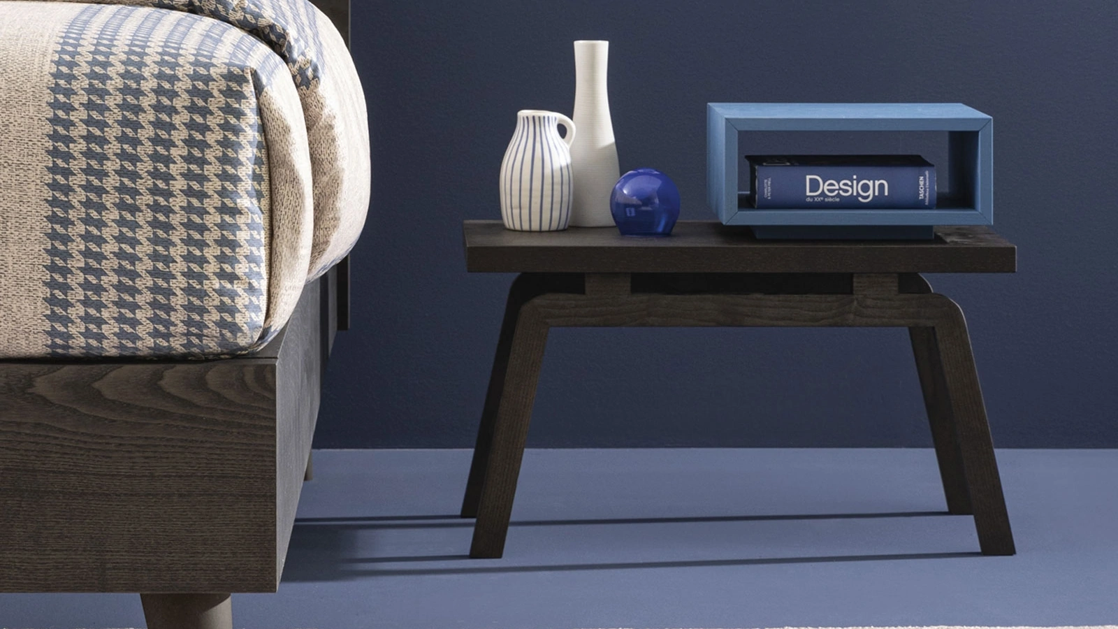 Tavolino Stock in frassino con gambe in massello con vano a giorno a contrasto laccato azzurro di Oggioni