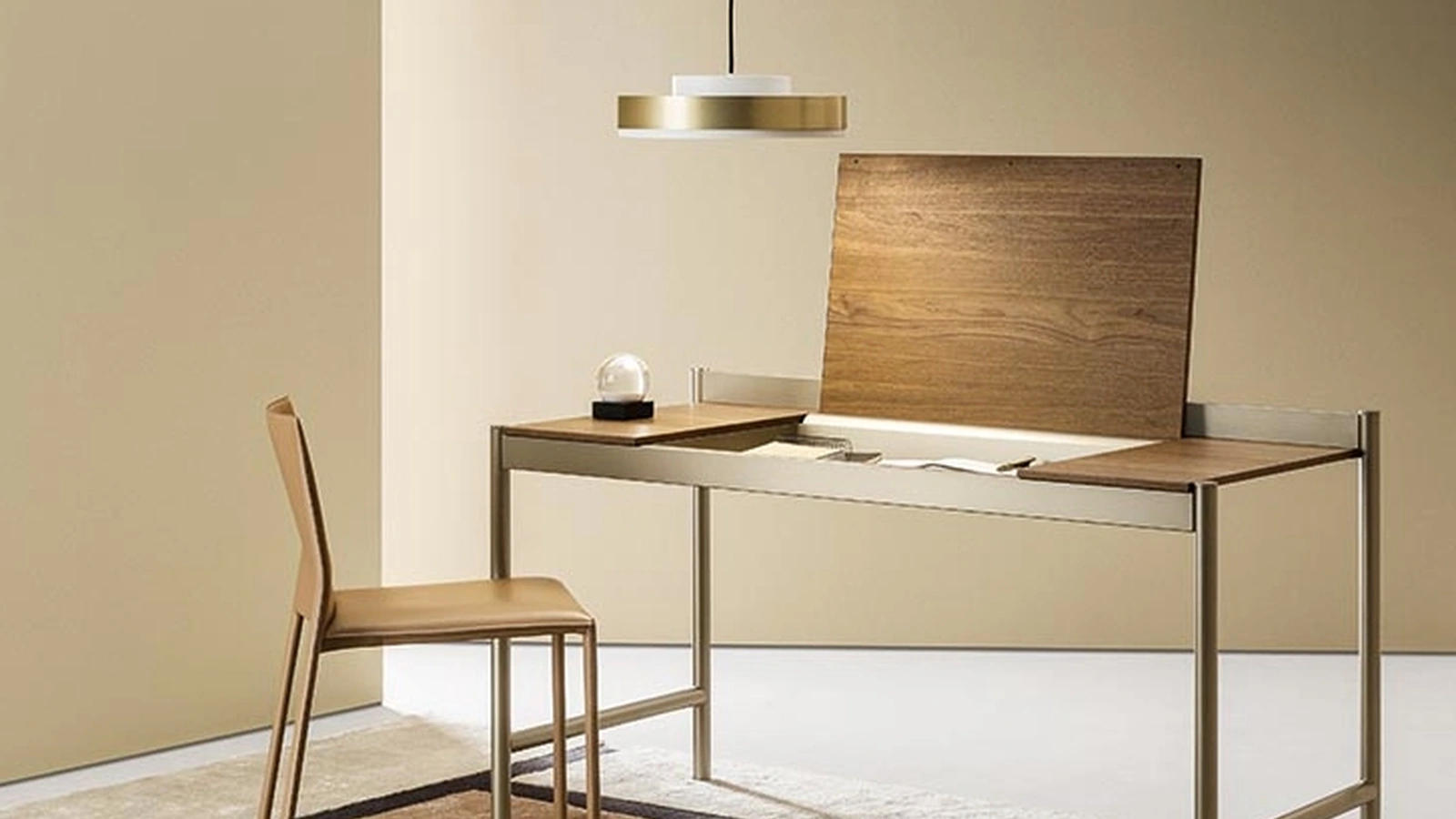 Scrittoio Yukio con top in legno e struttura in metallo di Alf Da Frè
