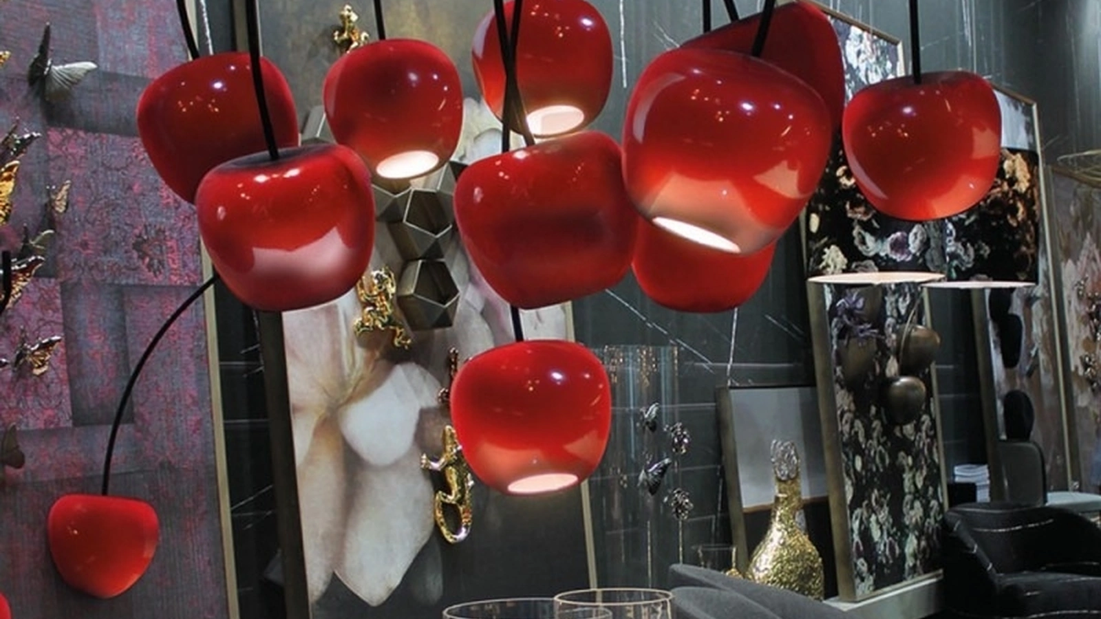 Lampada a sospensione con supporto in metallo e ciliegia in ceramica Cherry di Adriani e Rossi