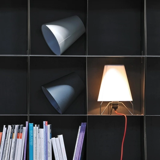 Lampada da tavolo in tessuto con struttura in metallo Jet Table di Adriani e Rossi