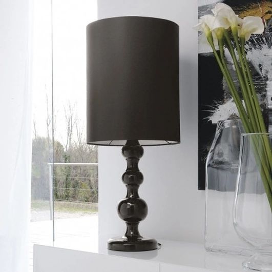 Lampada da tavolo in ceramica con paralume in tessuto Loto di Adriani e Rossi