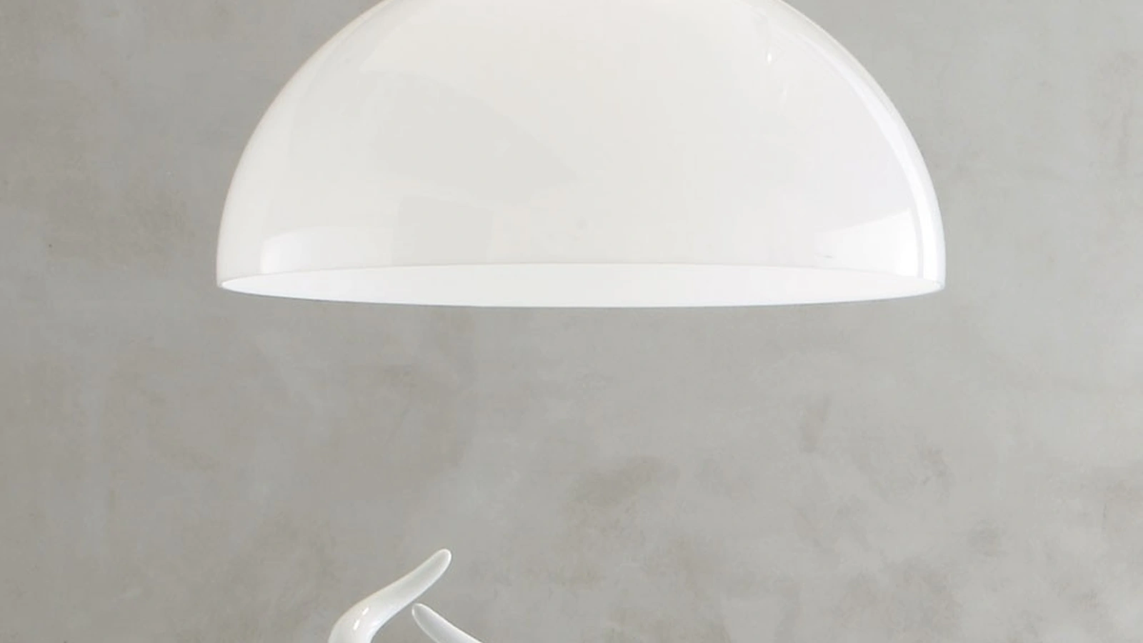 Lampada a sospensione Moon in metacrilato bianco di Adriani e Rossi