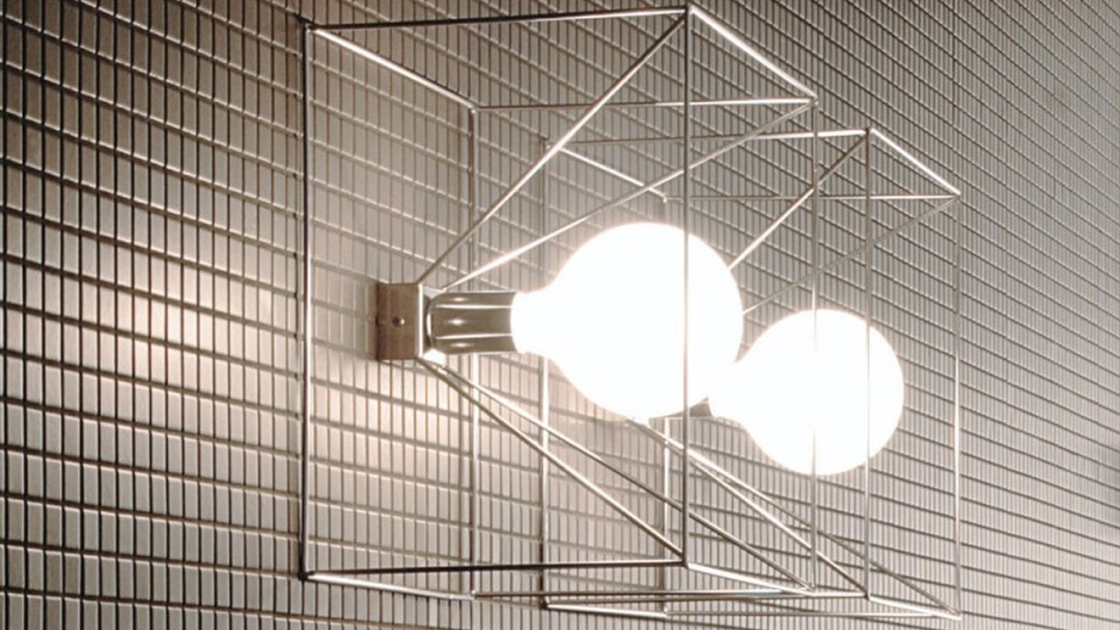 Lampada Reflex Applique in acciaio con lampadina sabbiata di Adriani e Rossi