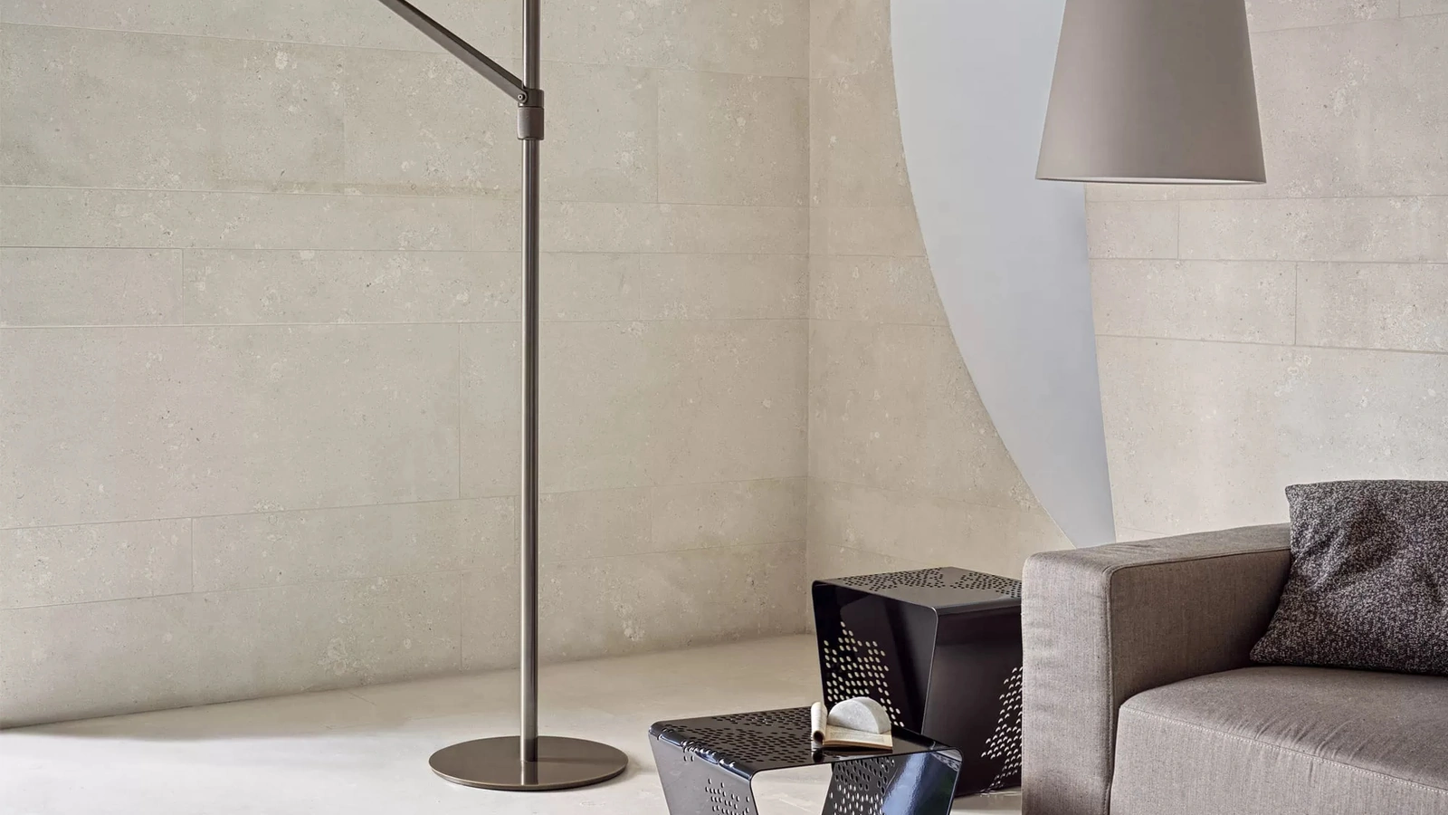 Lampada da terra Cloe con paralume in tessuto e struttura in acciaio laccato di Bontempi