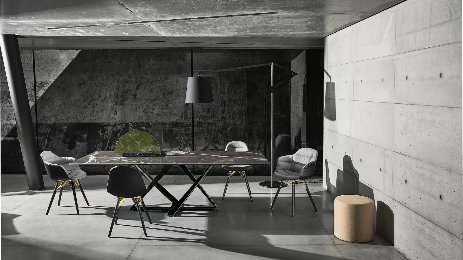 Lampada da terra Cloe con paralume in tessuto e struttura in acciaio laccato di Bontempi