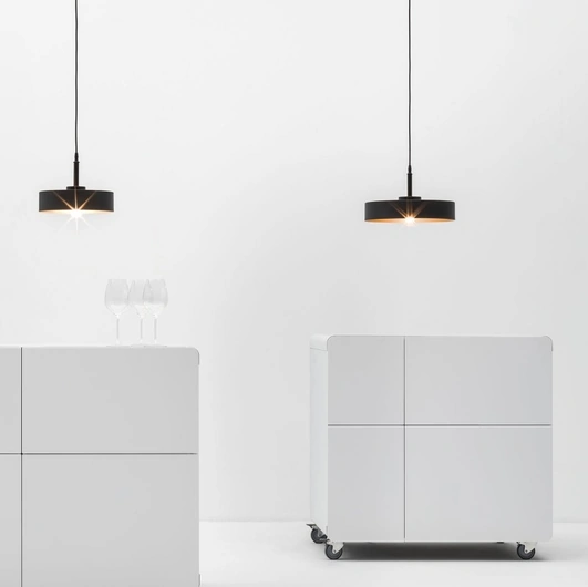 Lampada a sospensione in metallo antracite con interno verniciato oro Brera di Adriani e Rossi