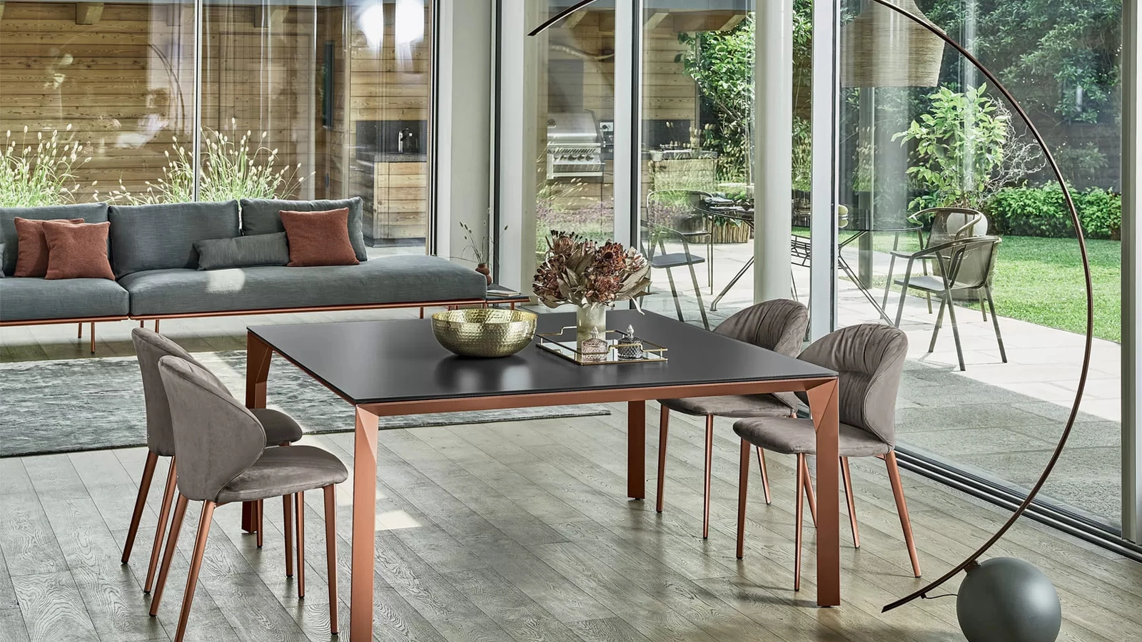 Lampada da terra Circle composta da base in cemento e struttura in acciaio laccato di Bontempi