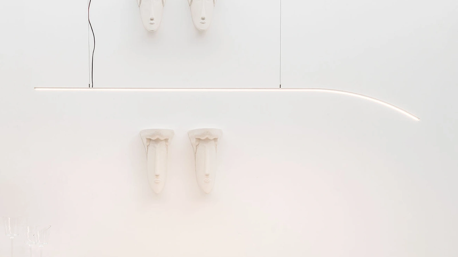 Lampada a sospensione bianca in alluminio Curvy di Adriani e Rossi