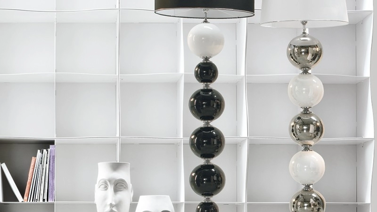 Lampada da terra in tessuto bianco o nero e in ceramica smaltata biancoe platino o nero e platino Pearl Floor di Adriani e Rossi