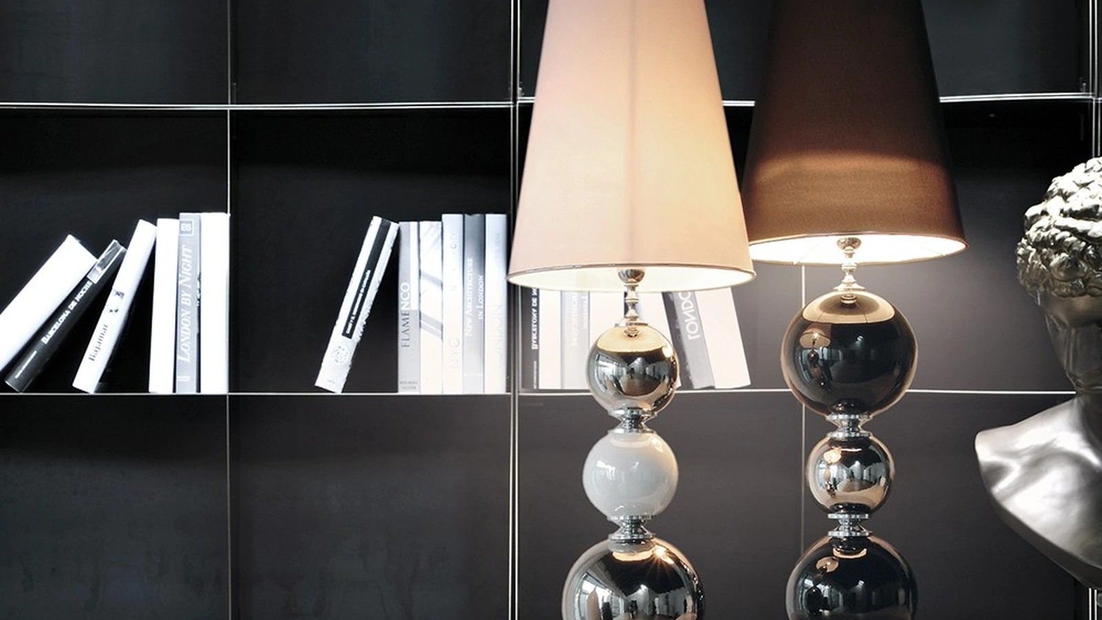 Lampada Pearl Table in ceramica con paralume in tessuto di Adriani e Rossi