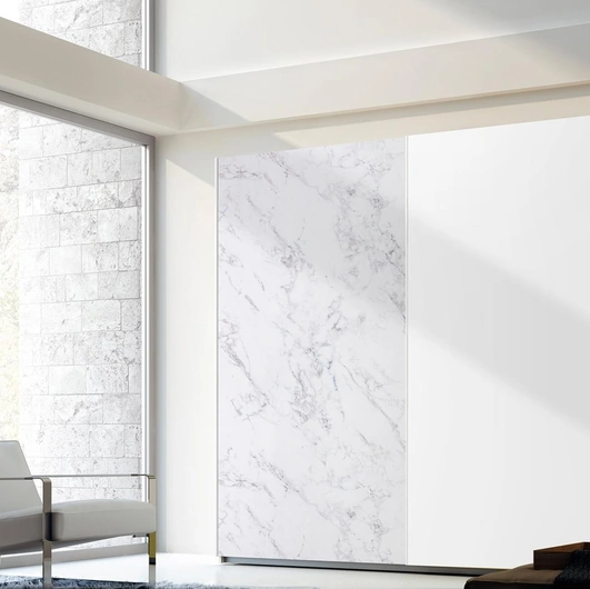 Armadio Anta Scorrevole in melaminico Bianco e  materico effetto marmo di Carrara 28D di Ferrimobili
