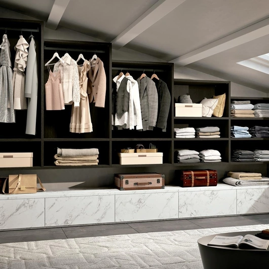 Cabina Armadio su misura per mansarde in melaminico e materico effetto marmo Look 26 di Ferrimobili