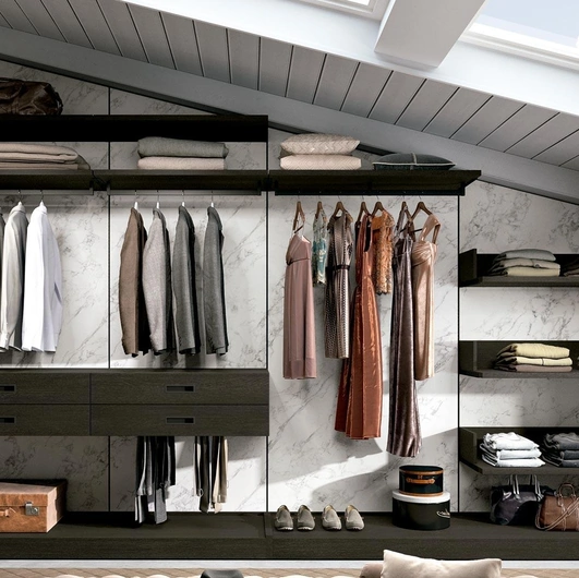 Cabina Armadio mansardata in melaminico con spalla in materico effetto marmo di Carrara Railsystem 12 di Ferrimobili