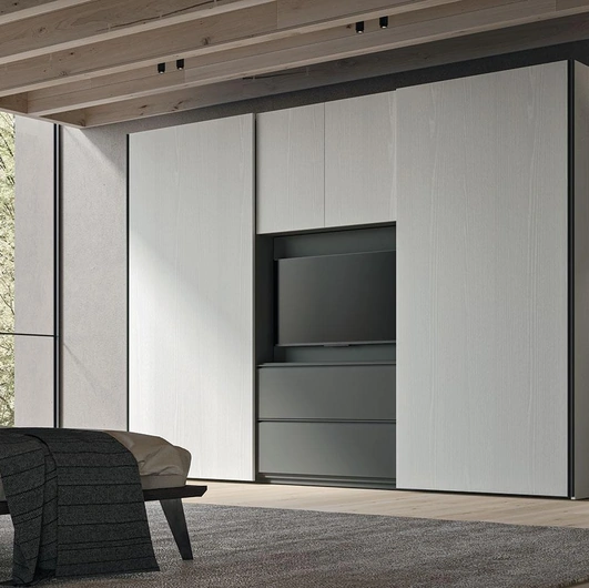 Armadio con ante scorrevoli e vano TV Comp 398 di Mobilgam
