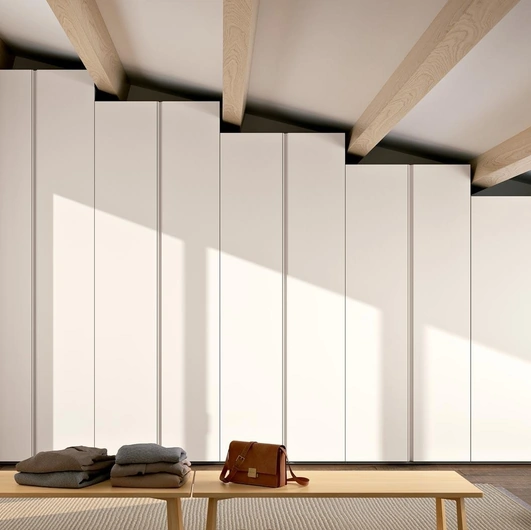 Armadio con ante battenti su misura per mansarde con travi Composizione 24 di Ferrimobili