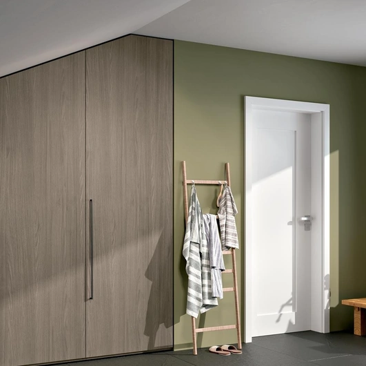 Armadio ripostiglio con ante battenti Composizione 43 di Ferrimobili