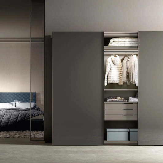 Armadio con ante scorrevoli Vision in laccato lucido di Alf Da Frè