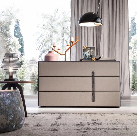 Comò Ariel in legno con frontali rivestiti in pelle di Mobilgam