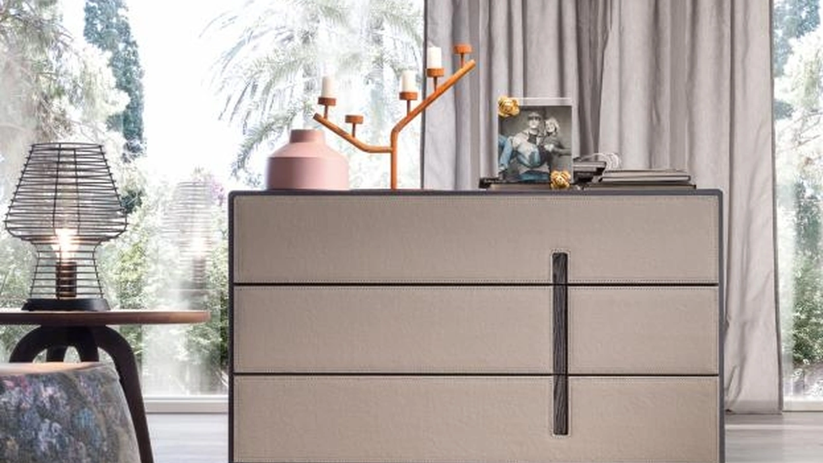 Comò Ariel in legno con frontali rivestiti in pelle di Mobilgam