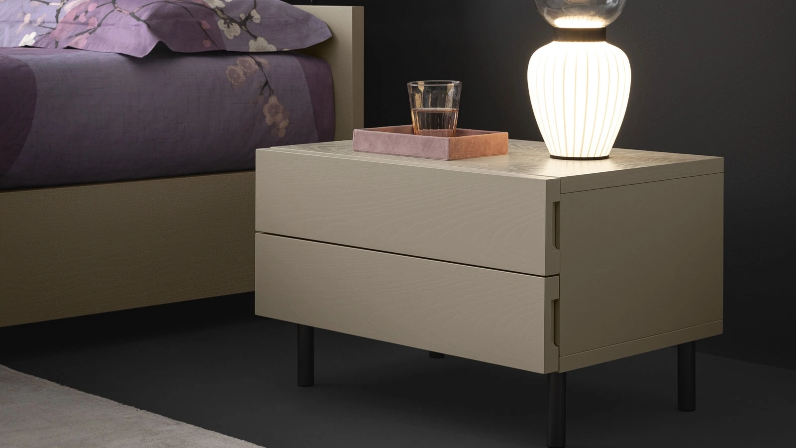 Comodino Vasto 68 con 2 cassetti in legno con piedini in metallo di Oggioni