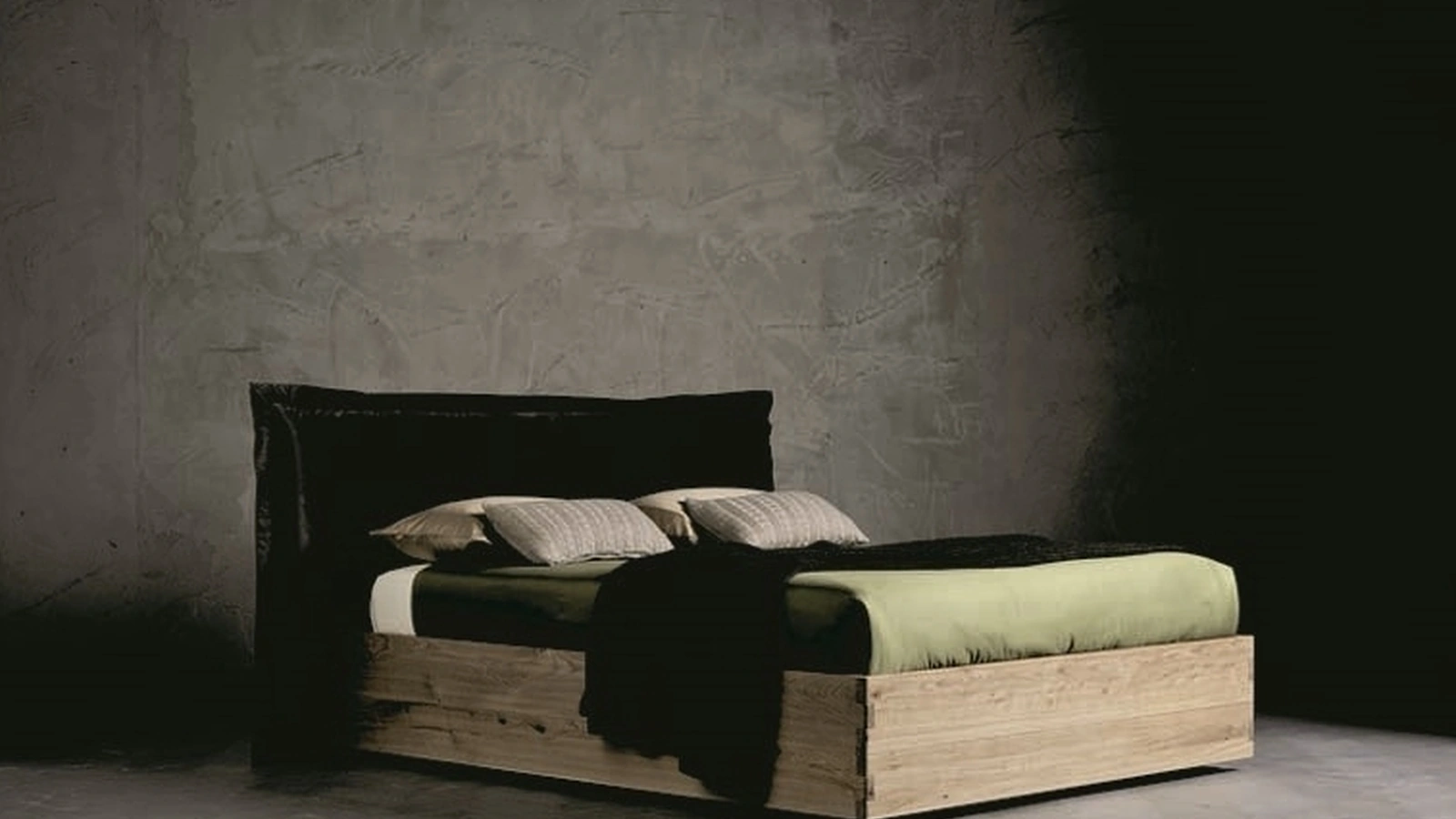 Letto in legno con testiera in tessuto Pegaso di Alta Corte