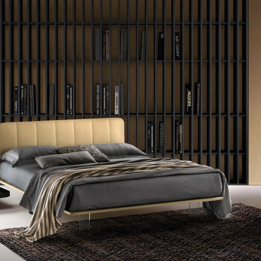 Letto in pelle con testiera trapuntata e piedini trasparenti Clever di Bside