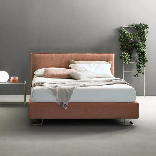 Letto moderno in tessuto con testiera Piping di Bside