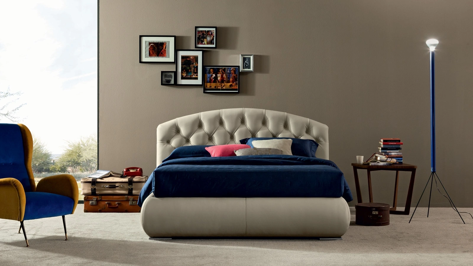 Letto in pelle con testiera capitonné Corum Round di Oggioni