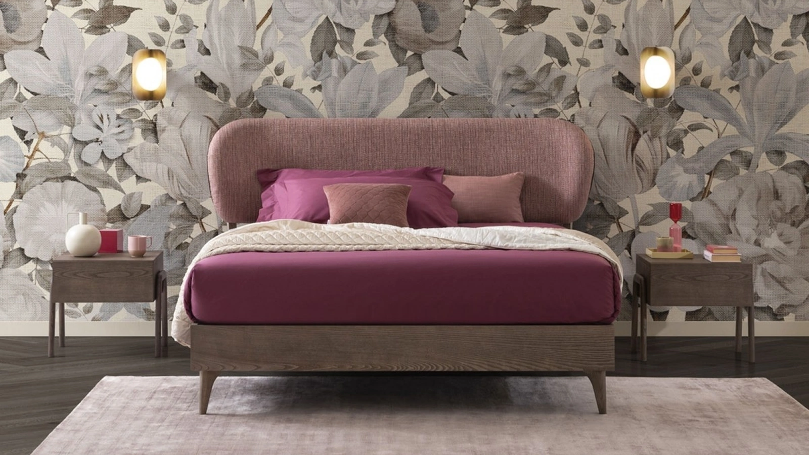 Letto Mirabel in legno con testiera in tessuto di Oggioni